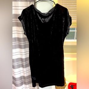 Size L velvet dress with pockets. Never worn. New without tags